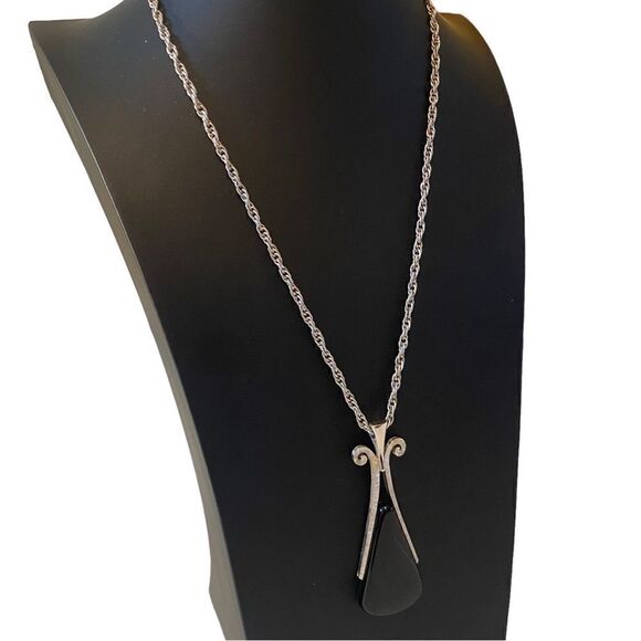 Vintage Avon Black Drop Pendant Statement Necklace on Silver Toned Rope Chain. - Picture 2 of 8